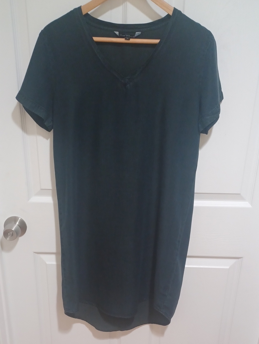 V-Neck Short Sleeve Shift Dress in Navy Blue - Picture 1 of 8